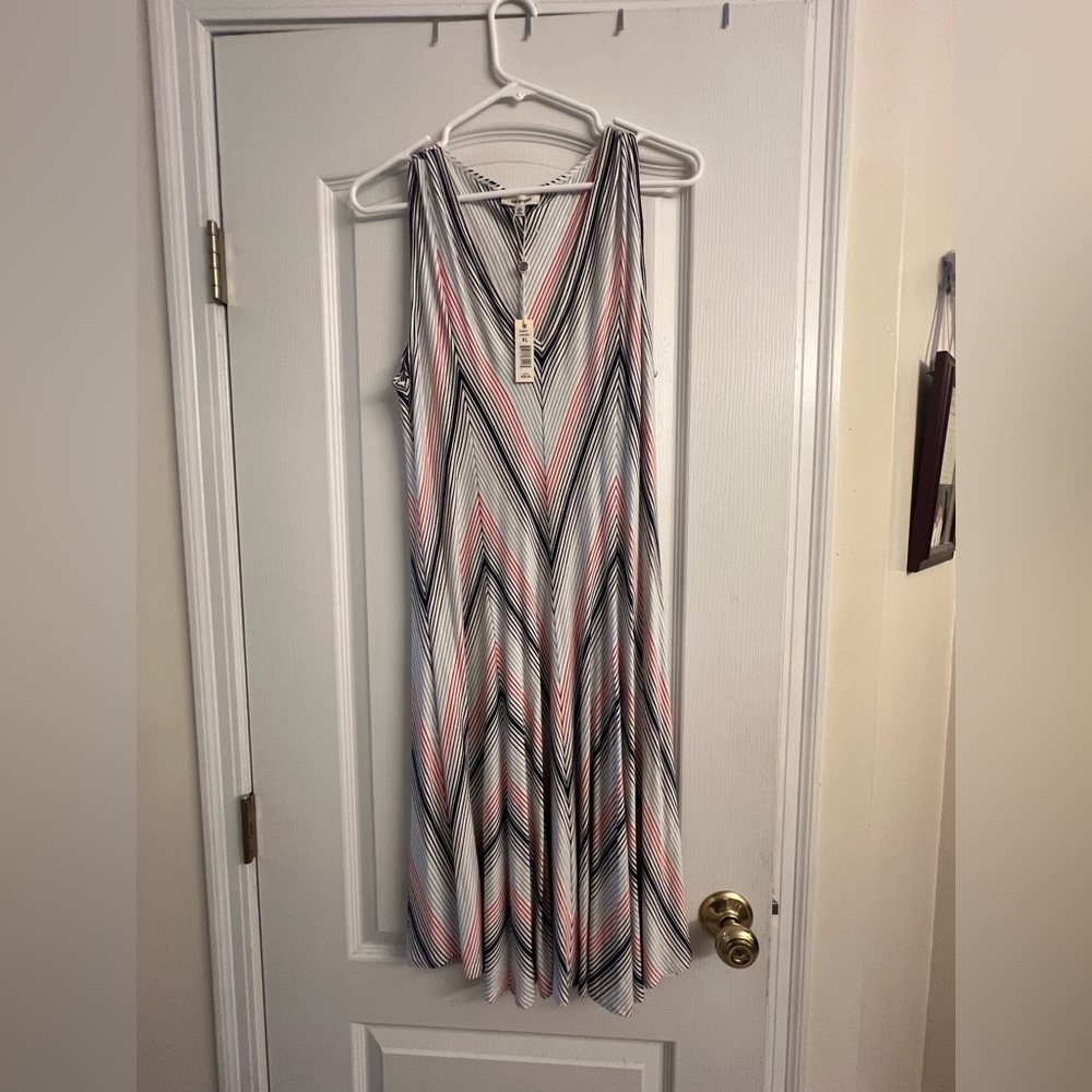MAX STUDIO Adorable summer sleeveless jersey v neck dress. Res white and blue.